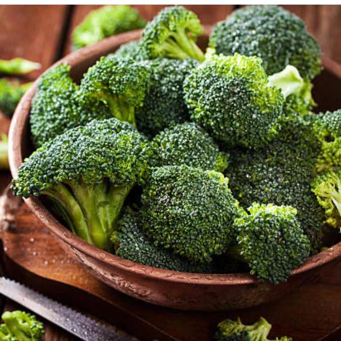 Brócoli en la mesa (producto)