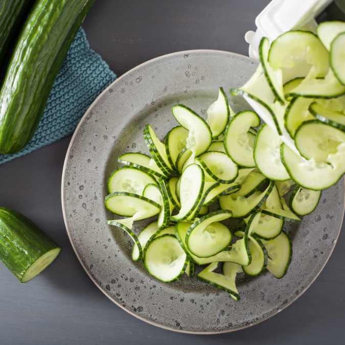 Pepino holandés en plato (uso y presentación)
