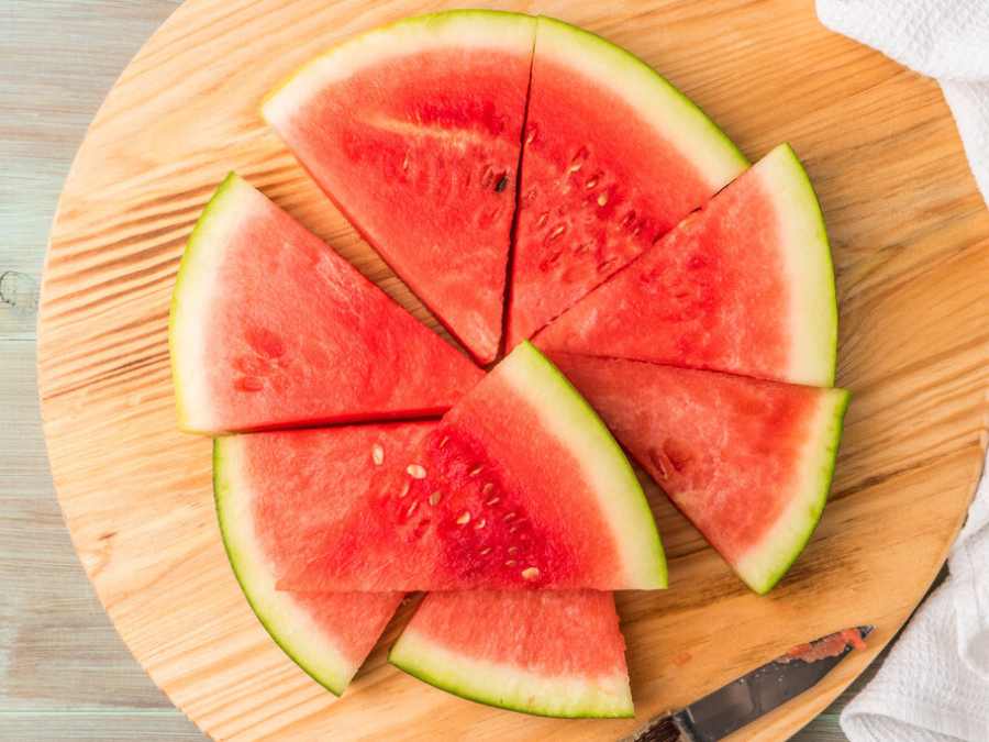 Sandía blanca sin pepitas presentada en tabla